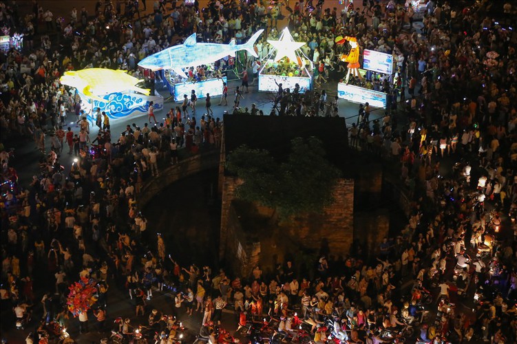 The nation's largest lantern festival thrills crowds in Tuyen Quang