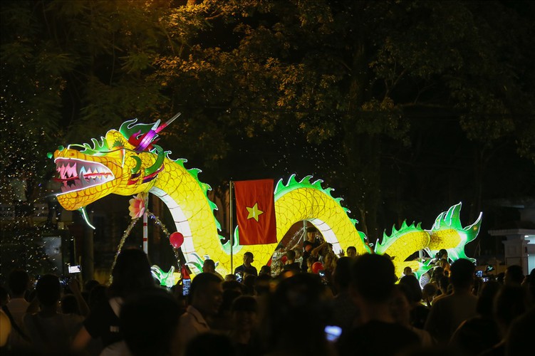 The nation's largest lantern festival thrills crowds in Tuyen Quang