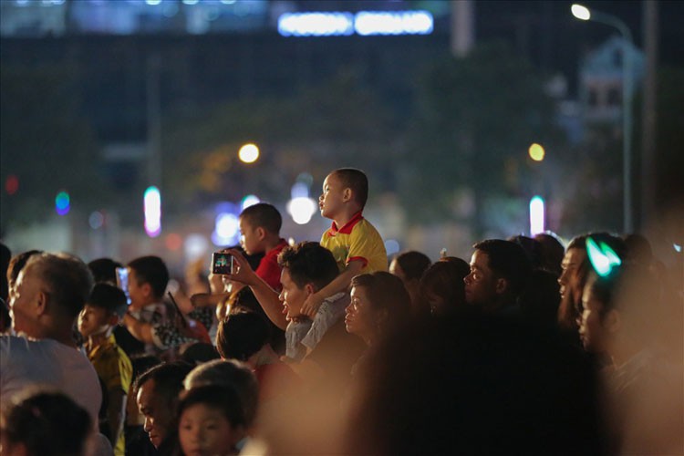 the nation’s largest lantern festival thrills crowds in tuyen quang hinh 3