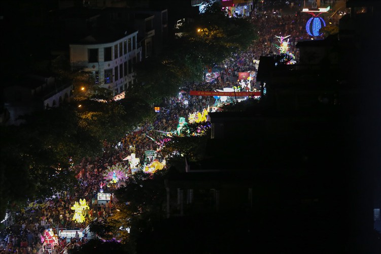 the nation’s largest lantern festival thrills crowds in tuyen quang hinh 4