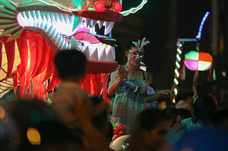 the nation’s largest lantern festival thrills crowds in tuyen quang hinh 5