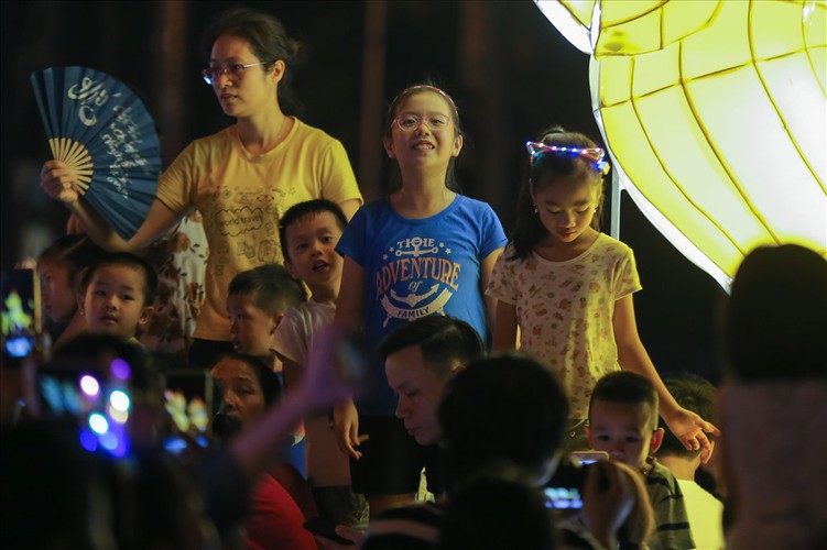 the nation’s largest lantern festival thrills crowds in tuyen quang hinh 6