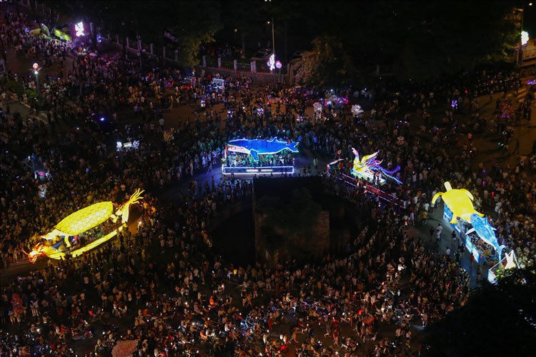 the nation’s largest lantern festival thrills crowds in tuyen quang hinh 7