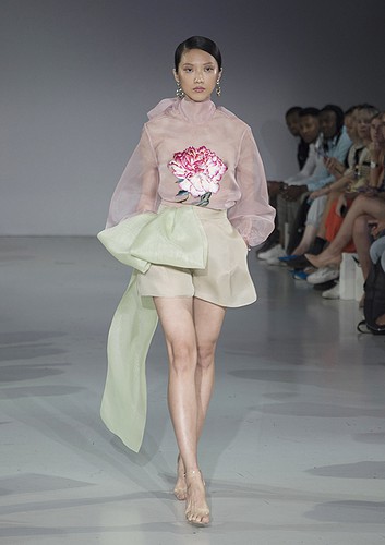 tran hung showcases stunning designs at london fashion week hinh 4