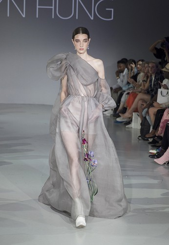 tran hung showcases stunning designs at london fashion week hinh 5