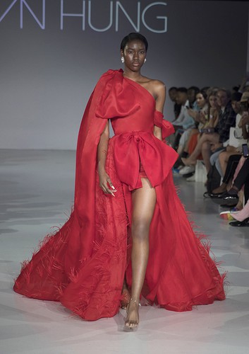 tran hung showcases stunning designs at london fashion week hinh 9