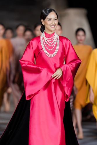 phuong thuy dazzles in ao dai fashion show hinh 2