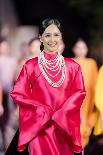 phuong thuy dazzles in ao dai fashion show hinh 3