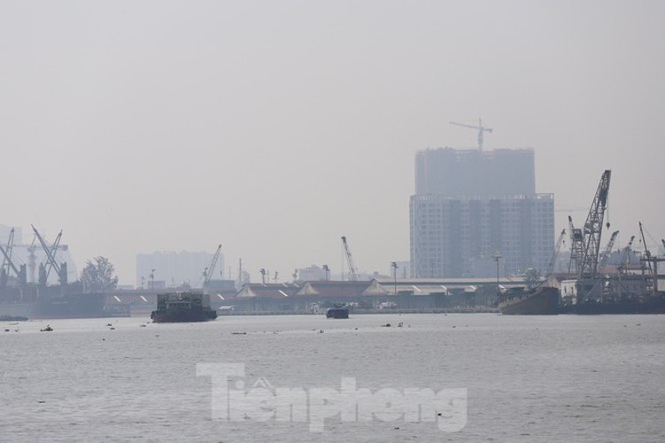 low visibility hampers commuters as fog hits hcm city hinh 11