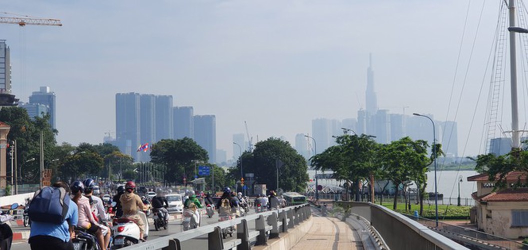 low visibility hampers commuters as fog hits hcm city hinh 14