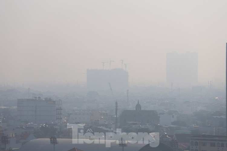 low visibility hampers commuters as fog hits hcm city hinh 2