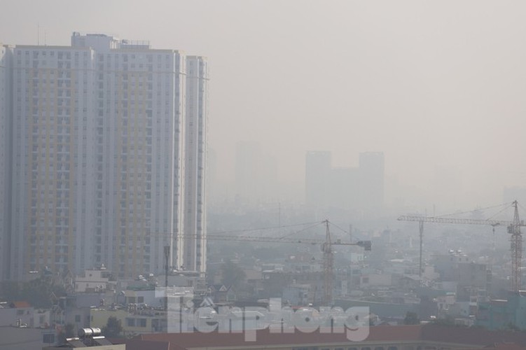 low visibility hampers commuters as fog hits hcm city hinh 3