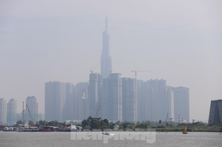 low visibility hampers commuters as fog hits hcm city hinh 7