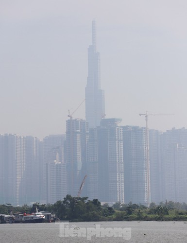 low visibility hampers commuters as fog hits hcm city hinh 8