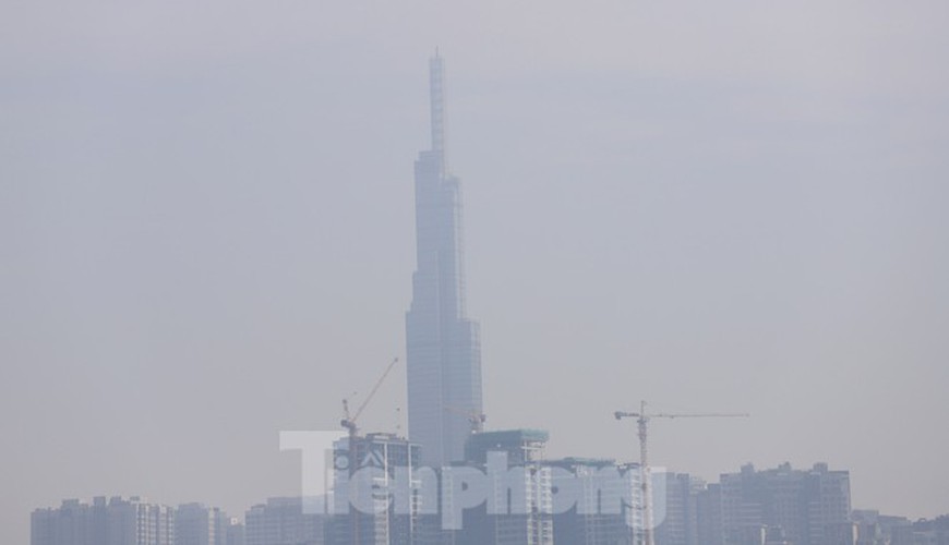 low visibility hampers commuters as fog hits hcm city hinh 9