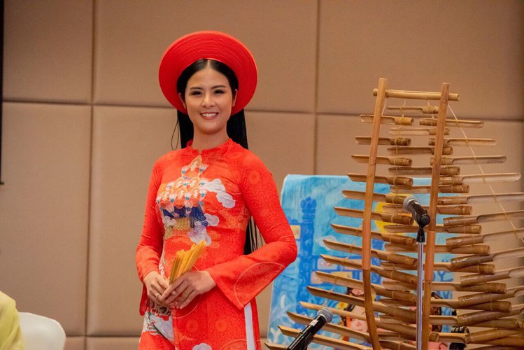 ngoc han unveils new ao dai collection in saudi arabia hinh 3