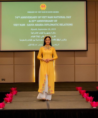 ngoc han unveils new ao dai collection in saudi arabia hinh 9