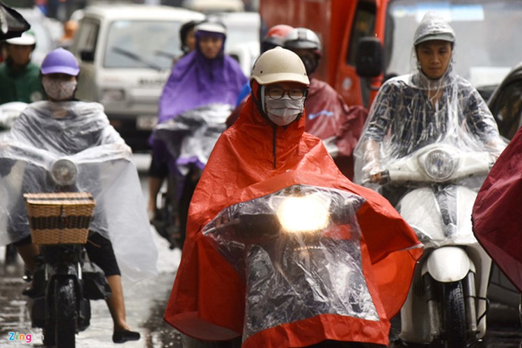 heavy rain serves to ease air pollution in hanoi hinh 11