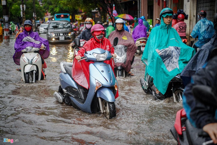 heavy rain serves to ease air pollution in hanoi hinh 1