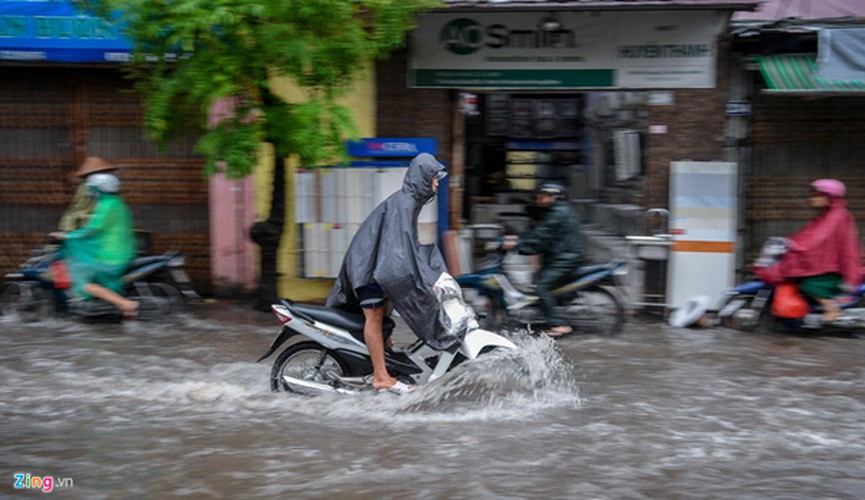 heavy rain serves to ease air pollution in hanoi hinh 2