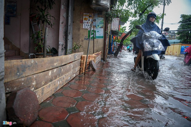 heavy rain serves to ease air pollution in hanoi hinh 3