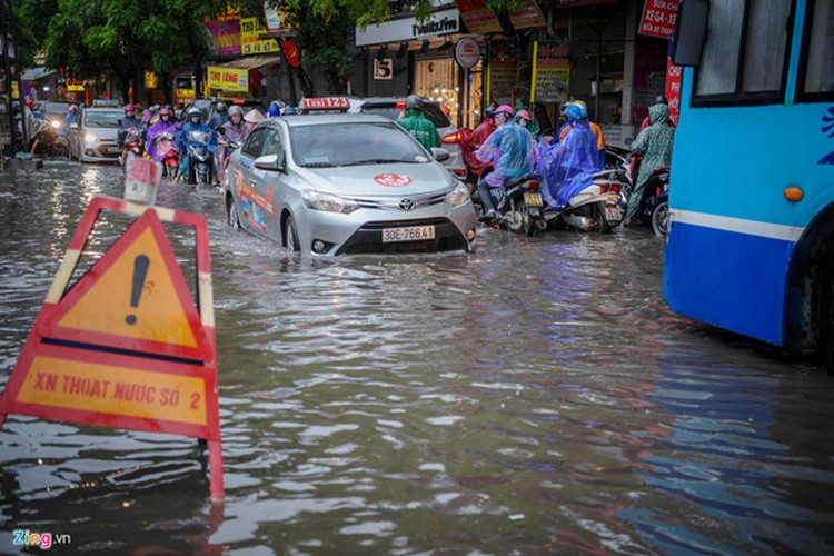 heavy rain serves to ease air pollution in hanoi hinh 4