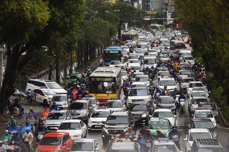 heavy rain serves to ease air pollution in hanoi hinh 5