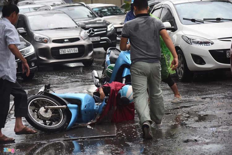 heavy rain serves to ease air pollution in hanoi hinh 6