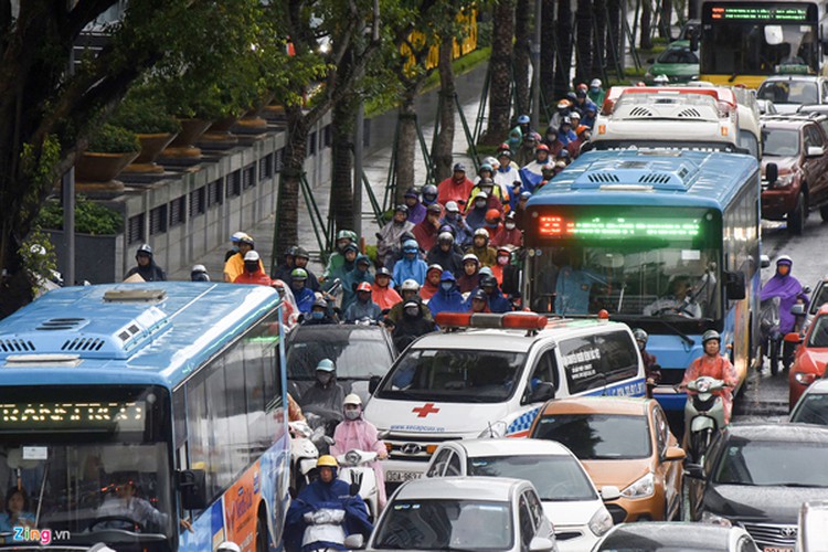 heavy rain serves to ease air pollution in hanoi hinh 7