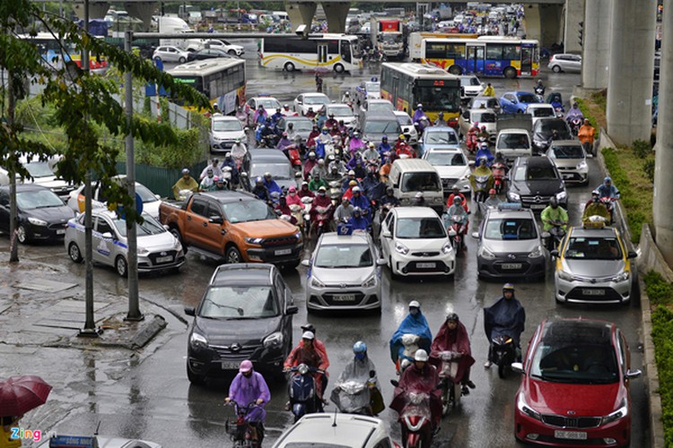 heavy rain serves to ease air pollution in hanoi hinh 8