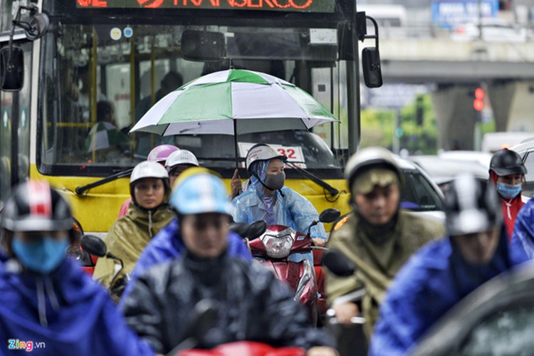 heavy rain serves to ease air pollution in hanoi hinh 9