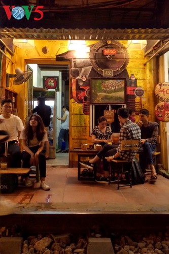 unique railway cafe in hanoi hinh 12