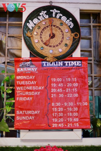 unique railway cafe in hanoi hinh 14