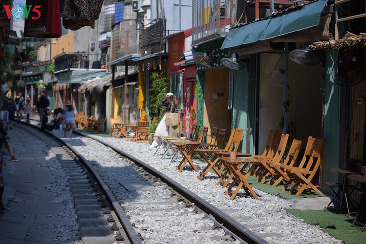 unique railway cafe in hanoi hinh 1