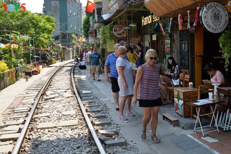 unique railway cafe in hanoi hinh 4