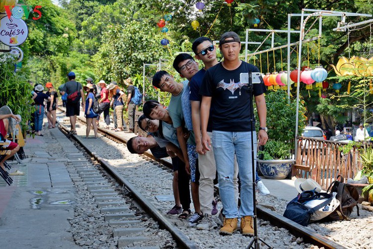 unique railway cafe in hanoi hinh 7