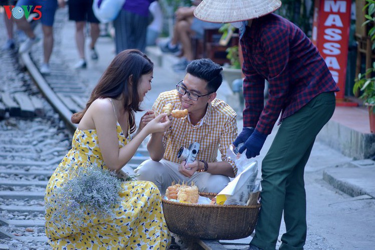 unique railway cafe in hanoi hinh 8