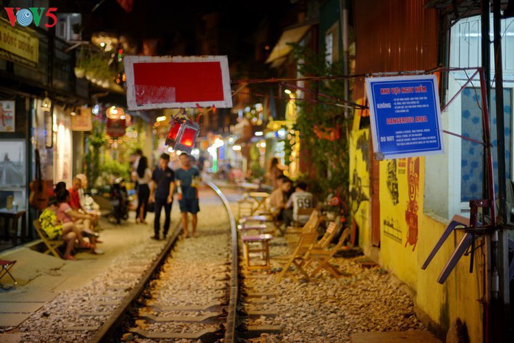 unique railway cafe in hanoi hinh 9