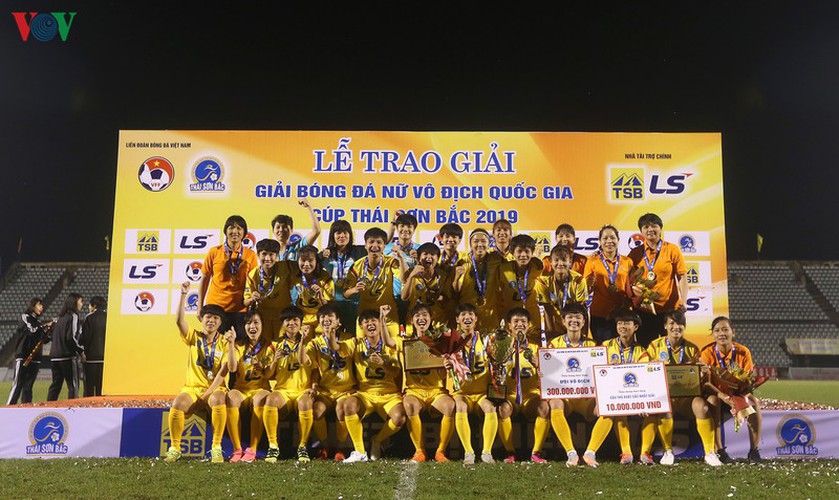 hcm city 1 fc lifts vietnam women’s football championship trophy hinh 7