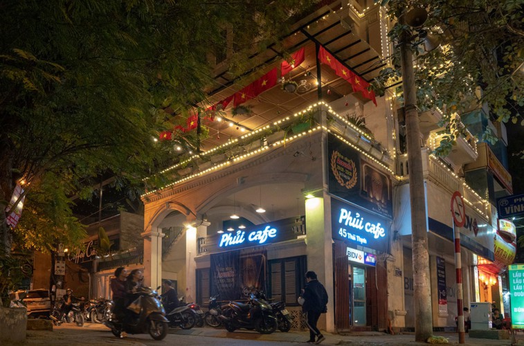 four famous coffee shops located in hanoi perfect for football fans hinh 1