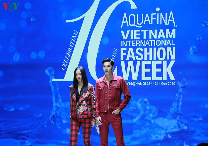 designers poised to debut fashion collections at vietnam international fashion week hinh 11