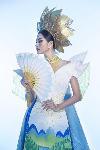 hoang hanh reveals national costume of 5,000 crystals for miss earth show hinh 3