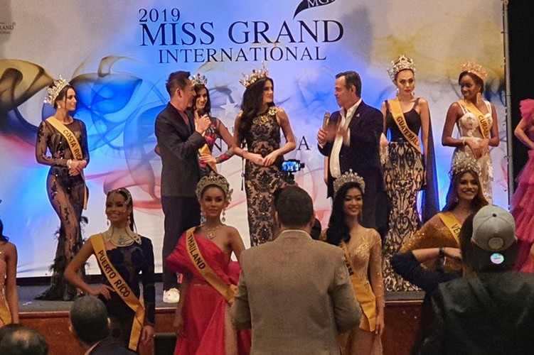 kieu loan comes sixth in top 21 at historic crowns fashion show hinh 11