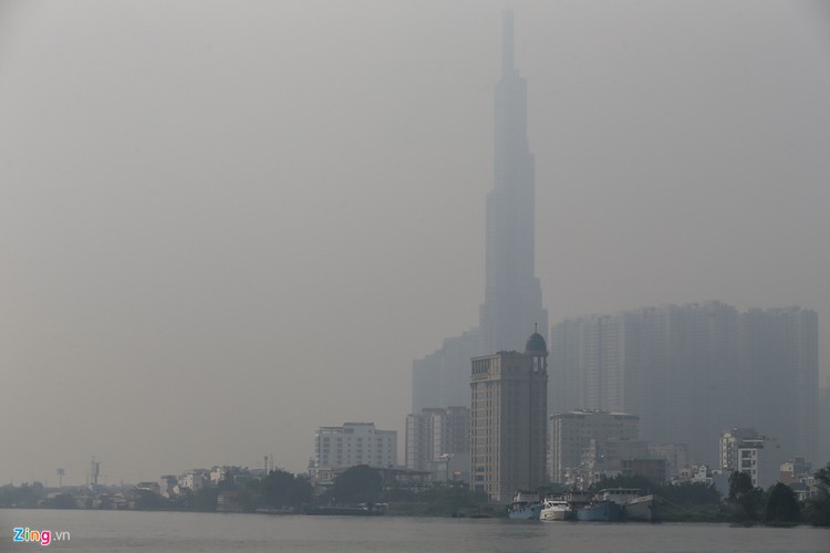 citizens of hcm city wake to a city blanketed in thick fog hinh 1