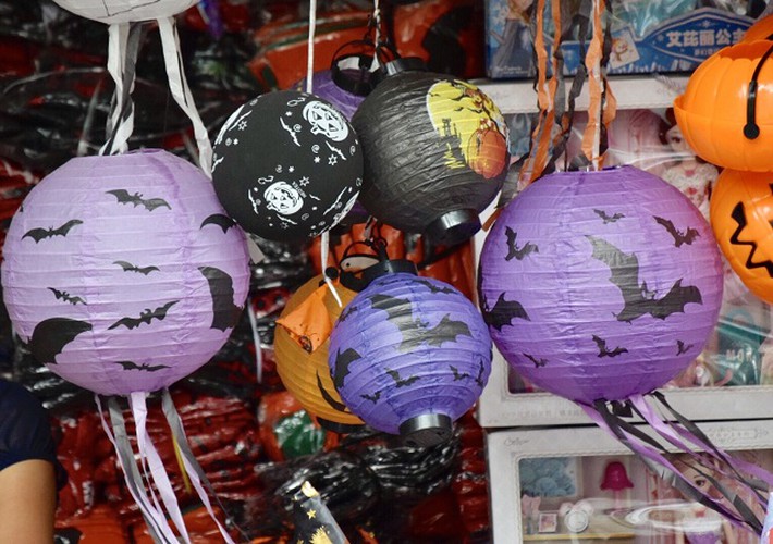 toys flood hang ma street as halloween approaches hinh 12