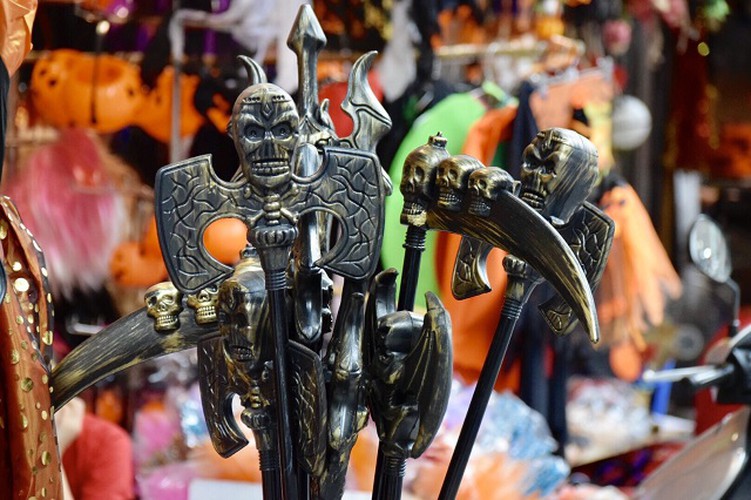 toys flood hang ma street as halloween approaches hinh 13