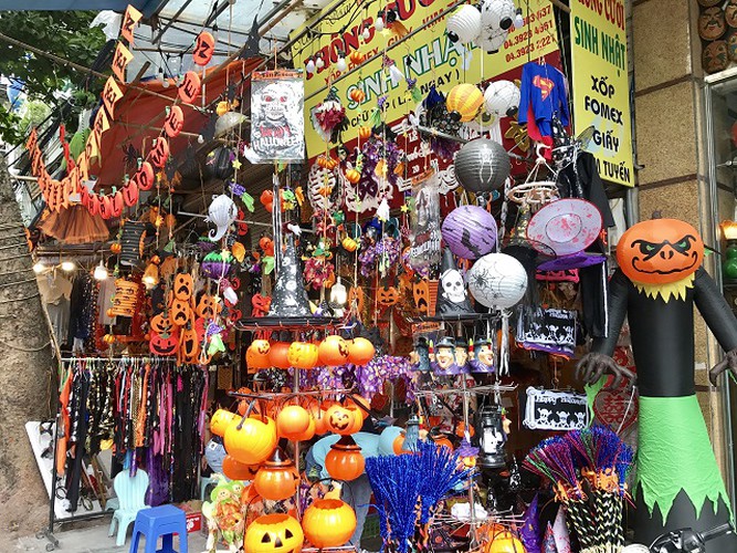 toys flood hang ma street as halloween approaches hinh 3