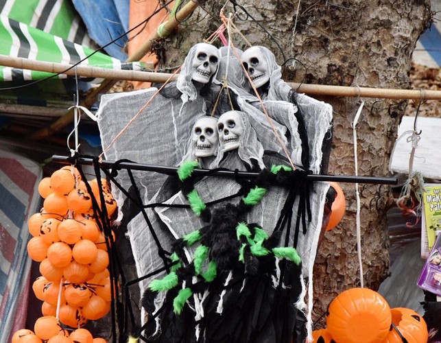 toys flood hang ma street as halloween approaches hinh 7