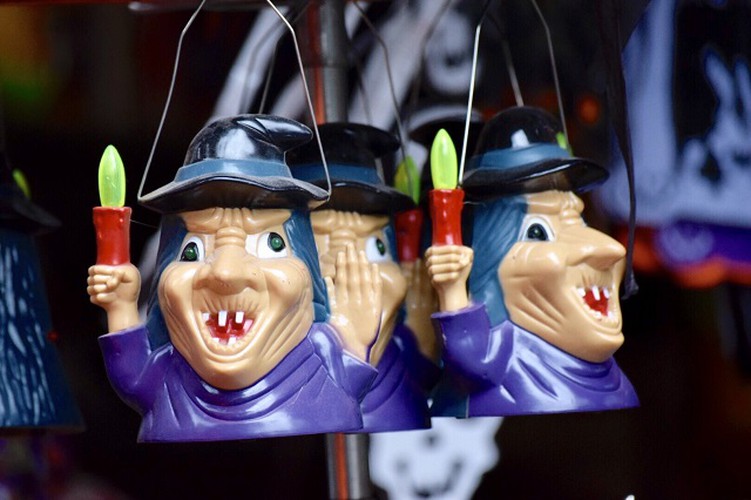 toys flood hang ma street as halloween approaches hinh 8
