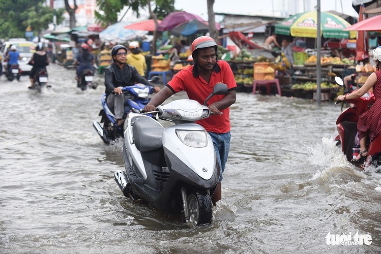 high tides cause disorder to daily lives of residents throughout hcm city hinh 10